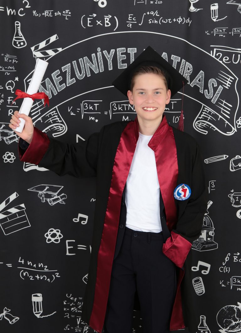Doruk’un diploma tuttuğu mezuniyet portresi